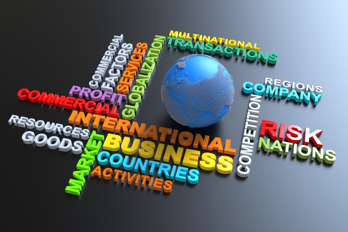 Imagem digital com globo azul ao centro e palavras tridimensionais coloridas ao redor, como “INTERNATIONAL”, “BUSINESS”, “MARKET”, “TRANSACTIONS”, “COMPANY” e “RISK”, representando conceitos de negócios internacionais.
